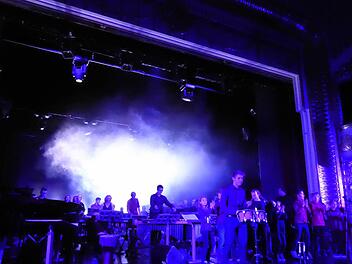Das große Finale der "5. Nacht der Percussion" mit allen Teilnehmern und dem wie immer glücklich,aber bescheiden an der Seitenwand des Bühnenportals mitklatschenden Leiter des musikalischen und optischen Feuerwerks, Thomas Friedrich. Foto: Ahnert