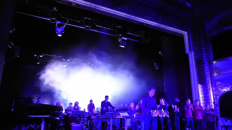 Das große Finale der "5. Nacht der Percussion" mit allen Teilnehmern und dem wie immer glücklich,aber bescheiden an der Seitenwand des Bühnenportals mitklatschenden Leiter des musikalischen und optischen Feuerwerks, Thomas Friedrich. Foto: Ahnert