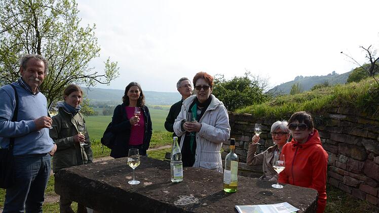 Besuch beim Mainmuschelkalk life+ Projekt am Hammelberg bei Hammelburg mit Leiter der Naturschutzbehörde Roland Lenhart und Leiterin des Landschaftspflegeverbandes, Aglaia Abel.  Foto: Elisabeth Assmann