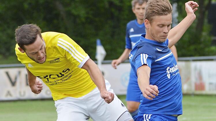 Der Ebensfelder Dominik Eideloth (links) im Zweikampf mit dem Mitwitzer Lukas Wrzyciel. Foto: Czepera