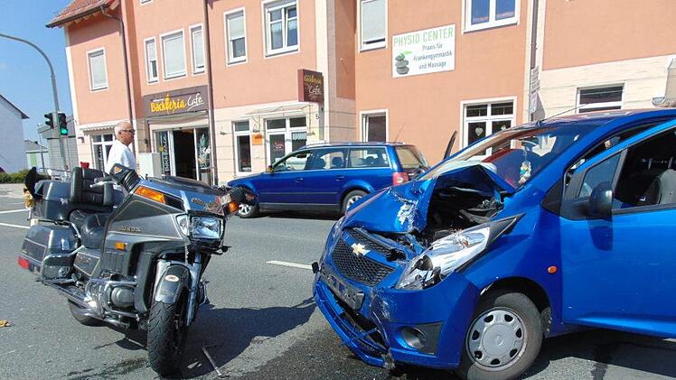 Beim Linksabbiegen übersah eine Pkw Fahrerin das von Nürnberg Richtung Weißenohe kommende Motorrad. Leicht verletzt wurde der Motorradfahrer ins Krankenhaus eingeliefert. Der Sachschaden an beiden Fahrzeugen beträgt 20 000 Euro. Foto: Petra Malbrich