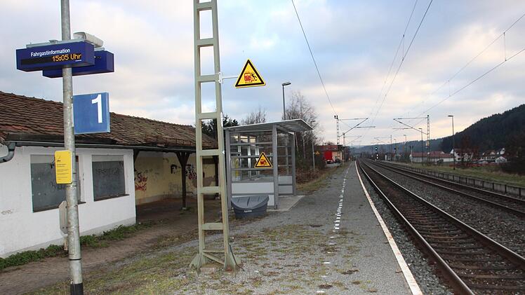 Der Bahnsteig am Gundelsdorfer Gleis 1 in Richtung Ludwigsstadt und weiter nach Leipzig. Foto: Andreas Schmitt