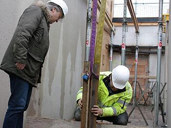 ... der Kran hebt die Einzelteile aus dem Rohbau. Fotos: Ralf Ruppert