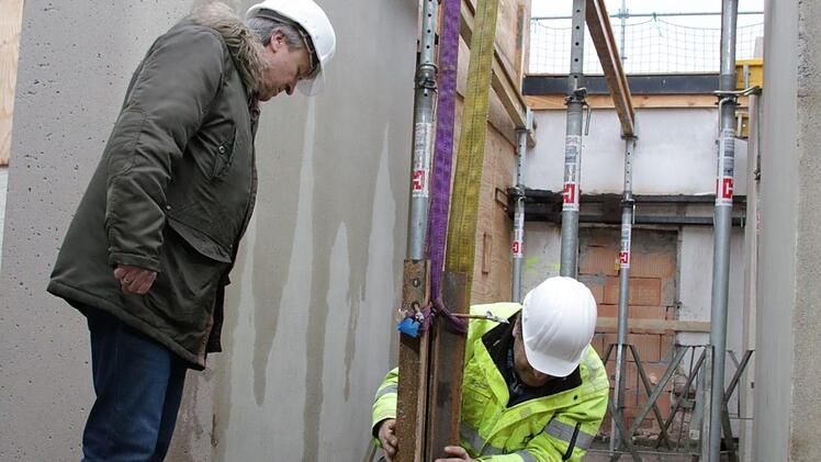 ... der Kran hebt die Einzelteile aus dem Rohbau. Fotos: Ralf Ruppert