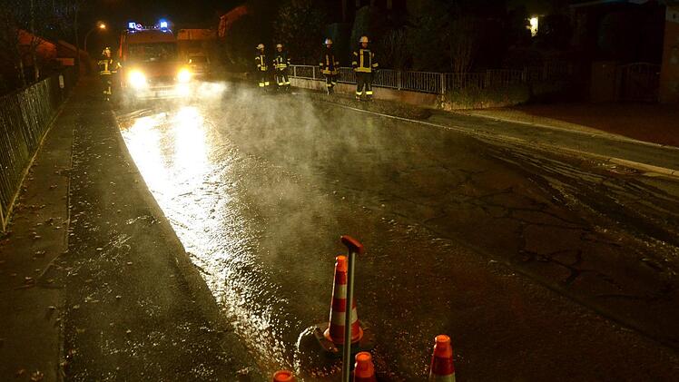 Die Kanaldeckel wurden von der Feuerwehr geöffnet um einen schnellen Abfluss zu gewährleisten - stellenweise glich die Straße nach dem Rohrbruch mehr einer Eisbahn. Foto: Peter Rauch