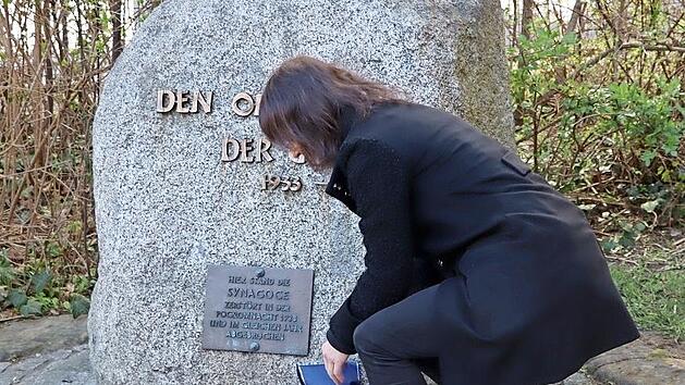 Am Gedenkstein an der Kulmbacher Straße legte Bürgermeisterin Christine Frieß eine Schärpe nieder.