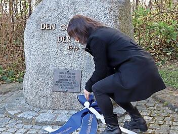 Am Gedenkstein an der Kulmbacher Stra&szlig;e legte B&uuml;rgermeisterin Christine Frie&szlig; eine Sch&auml;rpe nieder.