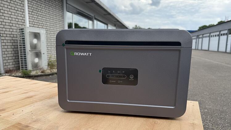 Der All-in-One-Speicher Growatt NEXA 2000 punktet mit vier MPPT-Eingängen und einer Time-of-Use-Optimierungsfunktion.