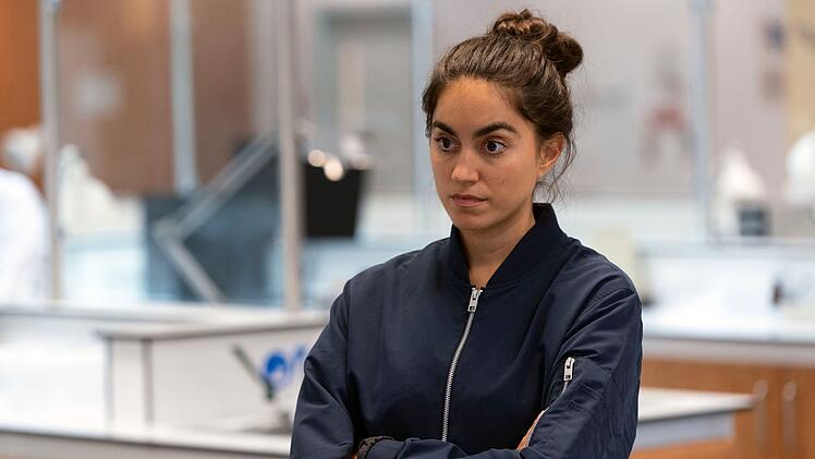 Sergeant Barbara Havers (Sofia Barclay) hat sich schon mehrfach mit ihren Ermittlungspartnern &uuml;berworfen. Die Paarung mit DI Lynley soll ihr letzte Chance sein. Begeistert ist sie nicht von dem aristokratischen Schn&ouml;sel.