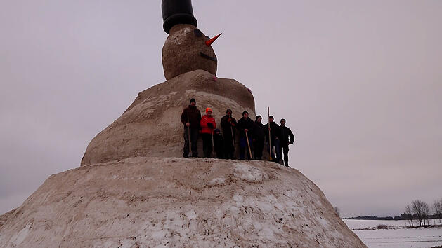 Eimer f&uuml;r Eimer zum Rekord: Sparnecker Stammtisch baut Schneefrau der Superlative