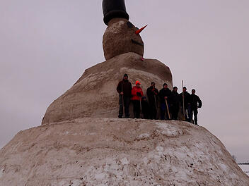 Eimer f&uuml;r Eimer zum Rekord: Sparnecker Stammtisch baut Schneefrau der Superlative