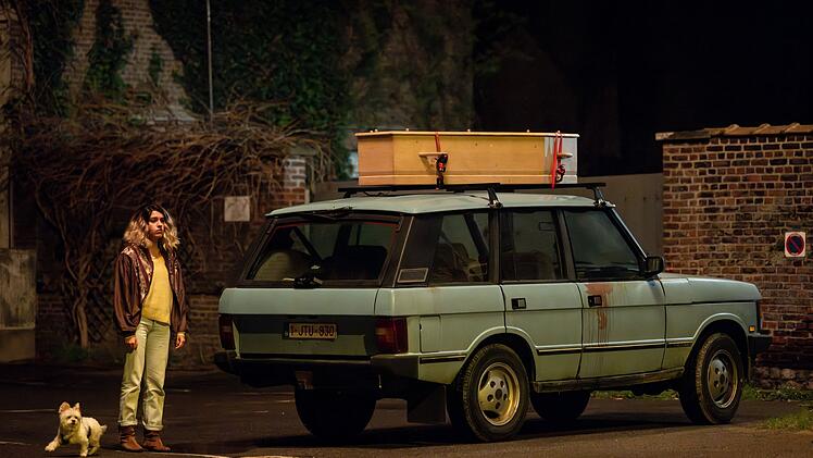 Anna (Emma Rotsaert) nimmt auch einen Sarg mit auf die Reise.