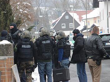 Im Kronacher Stadtteil Friesen kam es am Dienstag zu einem Einsatz des Sondereinsatzkommandos, nachdem eine Frau erst ihre Hunde und dann sich selbst erschossen hatte. Fotos: Corinna Igler
