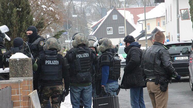Im Kronacher Stadtteil Friesen kam es am Dienstag zu einem Einsatz des Sondereinsatzkommandos, nachdem eine Frau erst ihre Hunde und dann sich selbst erschossen hatte. Fotos: Corinna Igler