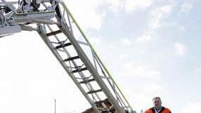 Das Gelenk sorgt dafür, dass der oberste Teil der Drehleiter wie ein Arm abgesenkt werden kann.