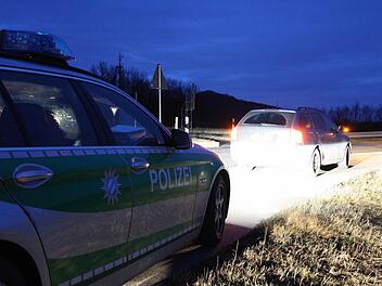 Gerade in der Dämmerung kontrolliert die Polizei derzeit zum Teil mit mehreren Streifenwagen gleichzeitig an den Autobahn-Auffahrten, um überregional agierende Täter abzuschrecken. Foto: Ralf Ruppert