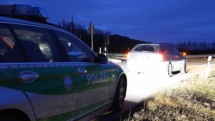 Gerade in der Dämmerung kontrolliert die Polizei derzeit zum Teil mit mehreren Streifenwagen gleichzeitig an den Autobahn-Auffahrten, um überregional agierende Täter abzuschrecken. Foto: Ralf Ruppert