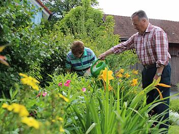 Die Grünanlage am Kreuz in der "Schütt" in Ludwigschorgast: Fred und Christa Popp pflegen das Areal seit Jahrzehnten. Foto: Matthias Beetz