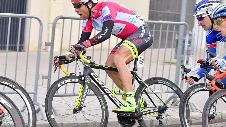 Grischa Janorschke ging mit dem Bergtrikot der Sarthe-Rundfahrt auf die zweite Etappe, nachdem er am Vortag mit Marc Fournier fast 150 Kilometer vor dem Feld gefahren war. Foto: Elisa Haumesser