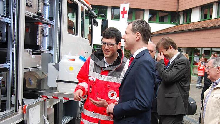 Thomas Silberhorn interessiert sich für die Ausstattung. Foto: Gerhard Hoch