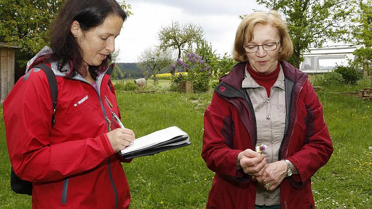 Rundschau-Redakteurin Dagmar Besand lernt von Edith Wagner viel Neues über Kräuter. Foto: Matthias Hoch