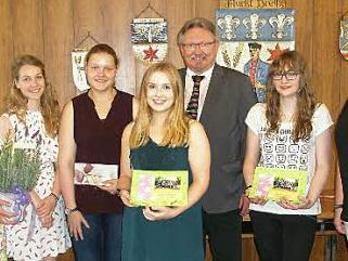 Für ihr Engagement in der Flüchtlingshilfe dankte Bürgermeister Hans Pietz Ursula Ringlstetter, Johanna Raab, Elen König, Lena Heinlein, Lena Kirmes und Julia Schneider.  Foto: Karl-Heinz Hofmann