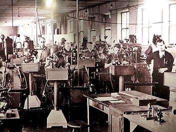 Dieses Ausstellungsfoto zeigt einen Blick in die Fabrikhallen des Industriewerks Schaeffler (um 1950).  Foto: Schaeffler