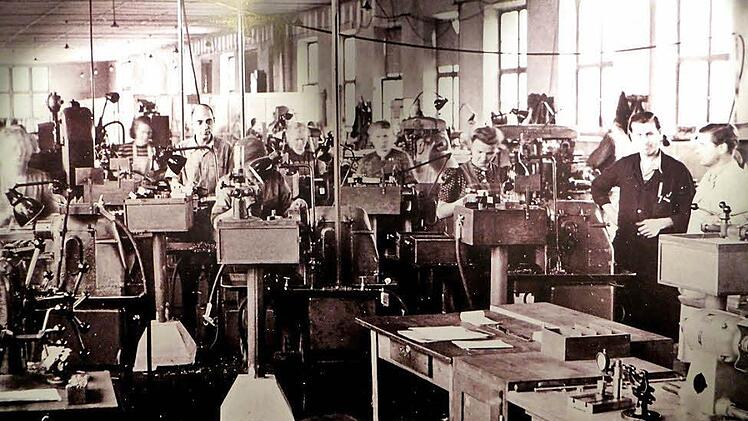 Dieses Ausstellungsfoto zeigt einen Blick in die Fabrikhallen des Industriewerks Schaeffler (um 1950).  Foto: Schaeffler