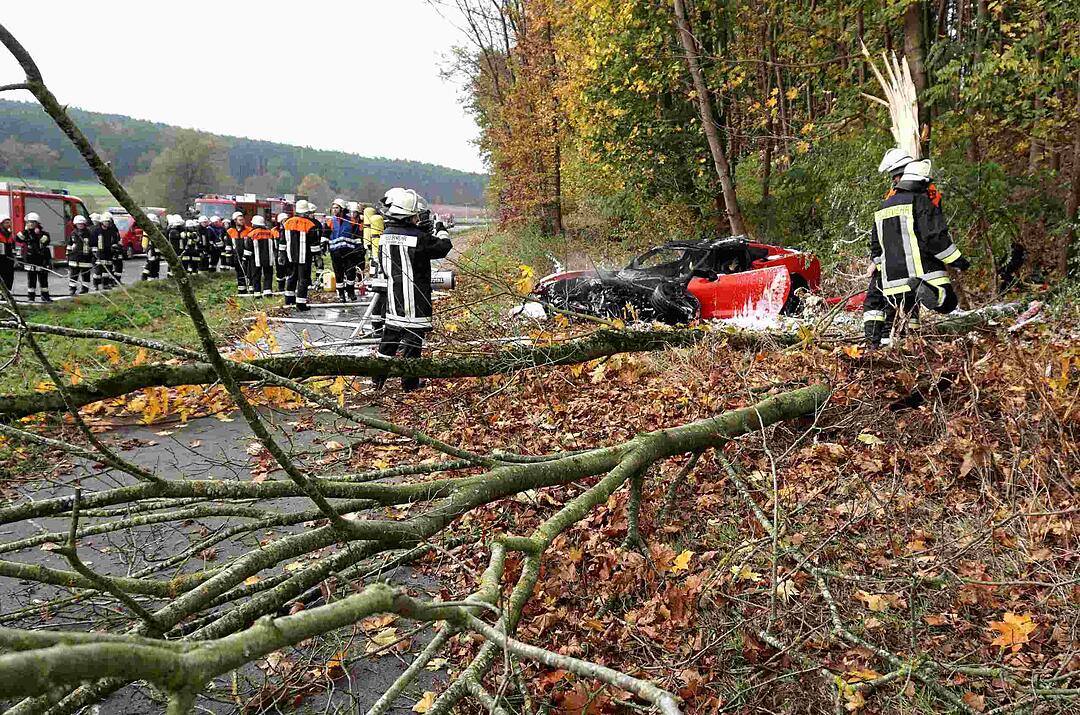 Unfall bei Neundorf - Corvette kommt von Straße ab