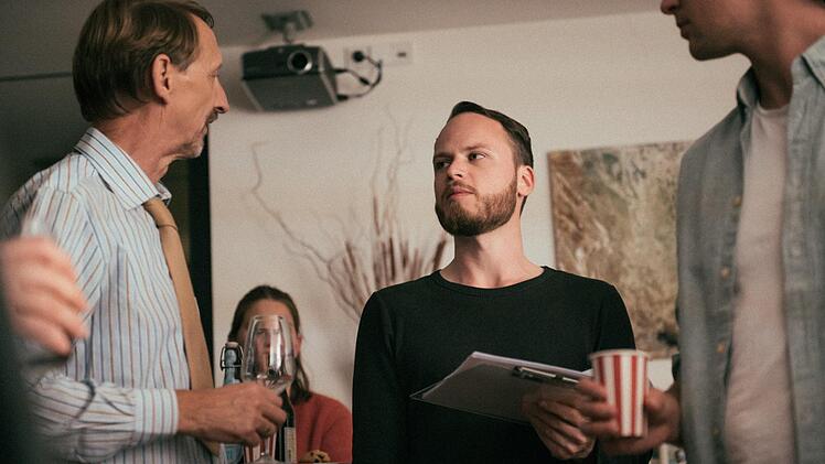 Lorenz Wetscher (Regie und Drehbuch) bei der Arbeit mit Schauspieler Gilbert von Sohlern. Foto: Daniel Tkatsch