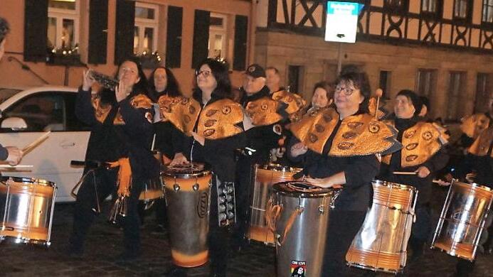 Die "Piranha Social Club Samba Band" trommelte für die Aktion des Zonta-Clubs auf dem Marktplatz. Fotos: Richard Sänger