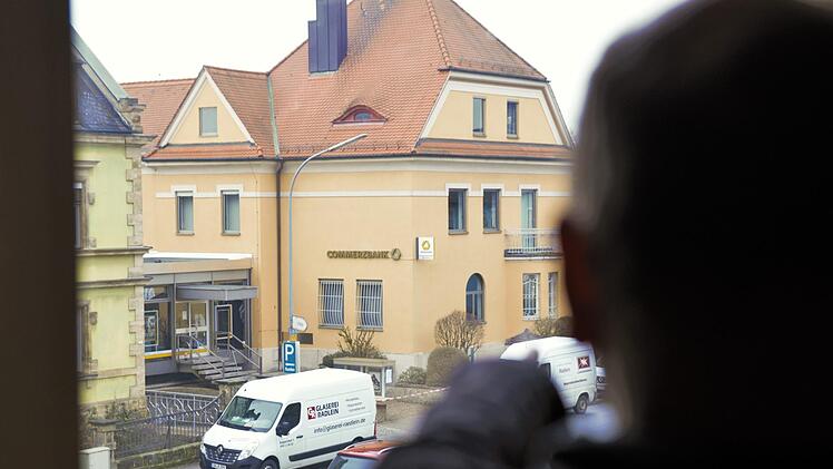Von diesem Fenster aus sah Roland Moser die Täter und alarmierte die Polizei.