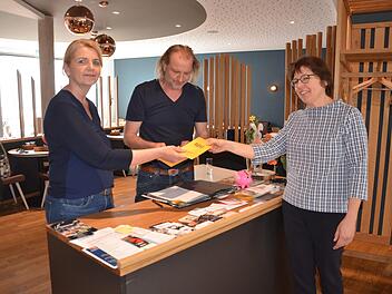Gaby Richter und Jürgen Rattmann händigen einen Gutschein an Elke Bollmann aus.  Foto: Bernhard Panzer
