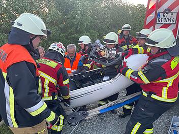 Segelflieger über Landebahn hinaus geschossen: Feuerwehr mit Großaufgebot vor Ort