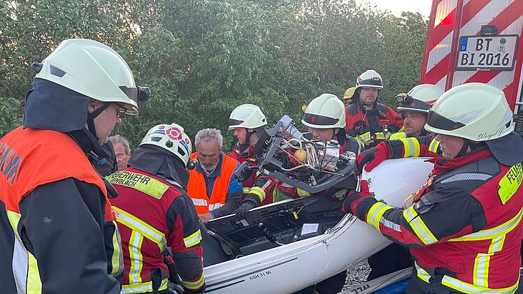 Segelflieger über Landebahn hinaus geschossen: Feuerwehr mit Großaufgebot vor Ort