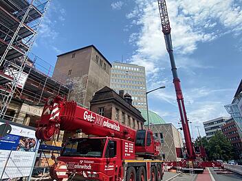 N&uuml;rnberg: 400-Tonnen-Gro&szlig;kran vor Volksbad - das steckt dahinter