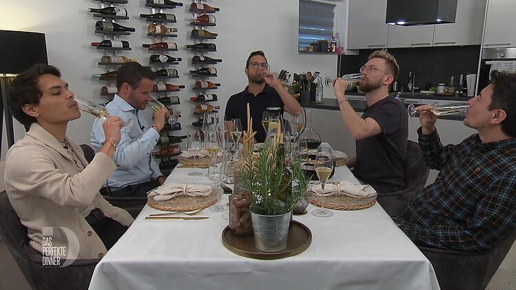 Mit einem Sektvergleich fängt der Abend an, von links: Lars, Timo, Marco, Basti und Pau.