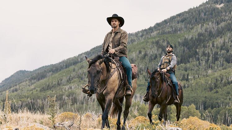 Kayce Dutton (Luke Grimes, links) und Calvin (Logan Marshall-Green) jagen Gangster in Montana.
