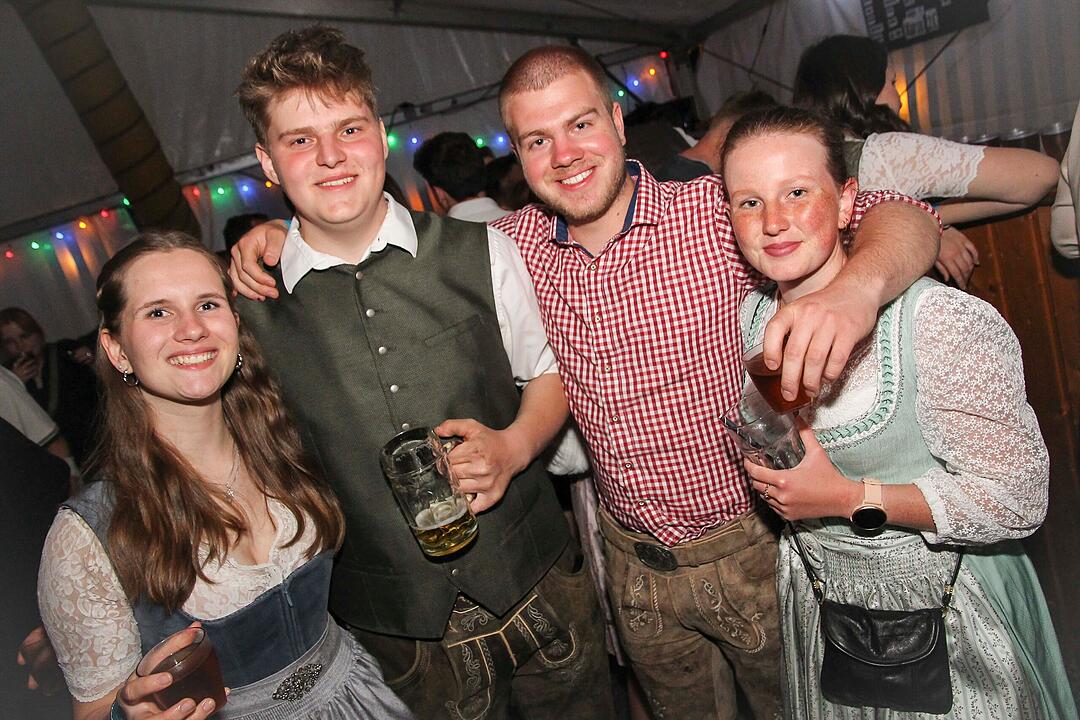 Dirndl vs. Lederhosen