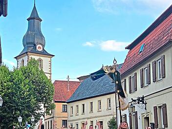 Die Landjugend Rugendorf f&uuml;hrte den Festzug durchs Dorf an.Christine Fischer