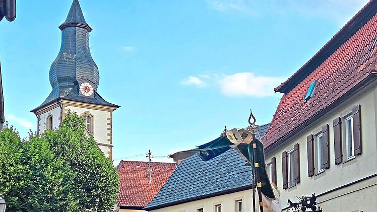 Die Landjugend Rugendorf f&uuml;hrte den Festzug durchs Dorf an.Christine Fischer