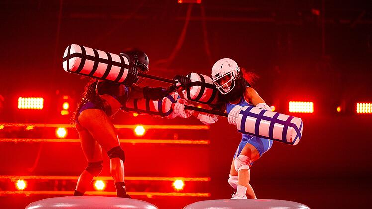 Immer feste druff: Beim "Duel" hauen sich Contenders und Gladiators bei "Gladiators - Die Show der Giganten" (RTL) paarweise mit XXL-Wattest&auml;bchen.