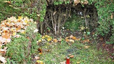 Hier wird das Problem des Friedhofes offensichtlich. Es gibt viele aufgelassene Gräber. Dort, wo die Steine standen, sind hässliche Lücken.