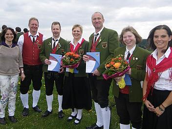 Vier Mitglieder der Jugendkapelle Breitenbach-Mitgenfeld wurden für 40 Jahre aktives Musizieren geehrt: (von links) Kreisvorsitzende Birgit Döhler, Reiner Kleinhenz (Vorsitzender), Peter Fuchs, Petra Vogler, Günther Muth, Hildegunde Böhm und Sandra Muth (Dirigentin). Foto: Regina Rinke