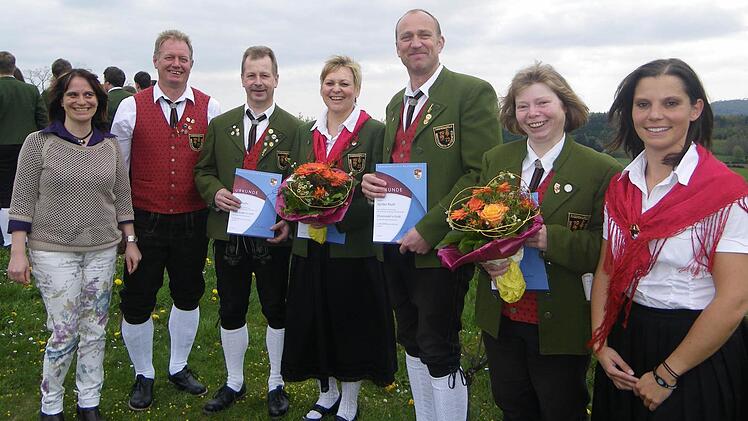 Vier Mitglieder der Jugendkapelle Breitenbach-Mitgenfeld wurden für 40 Jahre aktives Musizieren geehrt: (von links) Kreisvorsitzende Birgit Döhler, Reiner Kleinhenz (Vorsitzender), Peter Fuchs, Petra Vogler, Günther Muth, Hildegunde Böhm und Sandra Muth (Dirigentin). Foto: Regina Rinke