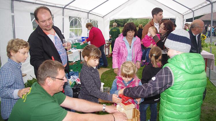 Leonie beim Apfelsaftpressen Foto: Heike Schülein