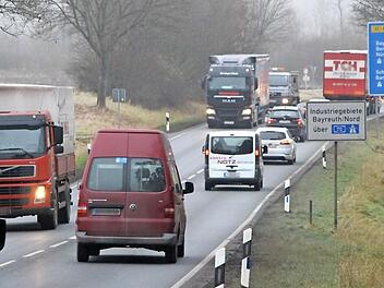 Überholen ist oft nicht drin. Auf der B 85 soll zwischen der Autobahnausfahrt bei Unterbrücklein und Schwingen deshalb ein Überholstreifen geschaffen werden.  Foto: Alexander Hartmann