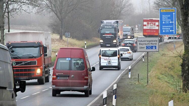 Überholen ist oft nicht drin. Auf der B 85 soll zwischen der Autobahnausfahrt bei Unterbrücklein und Schwingen deshalb ein Überholstreifen geschaffen werden.  Foto: Alexander Hartmann
