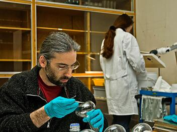 Diplomrestaurator Heiner Grieb versieht die sorgsam gereinigten Gläser mit neuen Inventarzeichen.Foto: Lutz Naumann, Kunstsammlungen Veste Coburg