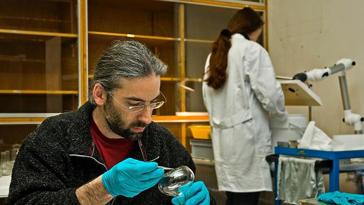 Diplomrestaurator Heiner Grieb versieht die sorgsam gereinigten Gläser mit neuen Inventarzeichen.Foto: Lutz Naumann, Kunstsammlungen Veste Coburg